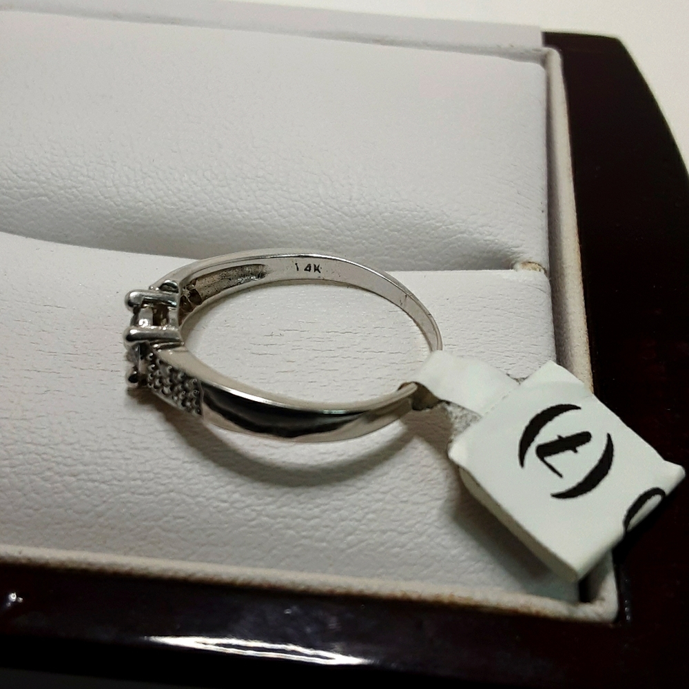 Diamond Ring - Picture 3 of 3